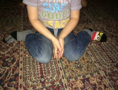 Προσοχή! Κίνδυνος για την υγεία των παιδιών μας η στάση «W»- Δείτε το βίντεο